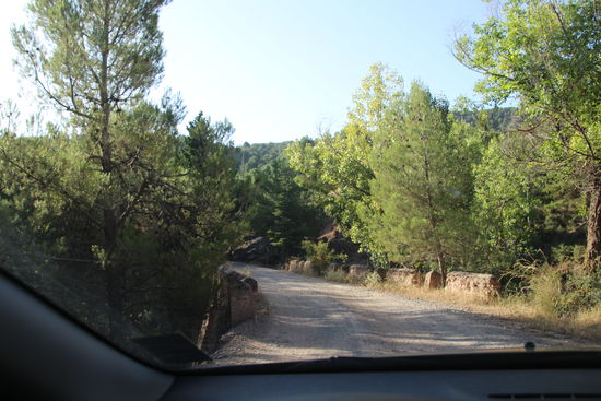 Schotterweg mit kleinen Brücken - aber kein Problem: Gegenverkehr gibt es nicht - ich bin alleine unterwegs