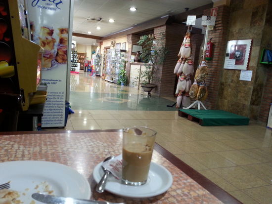 Frühstück zwischen Spielautomat und Schinken 