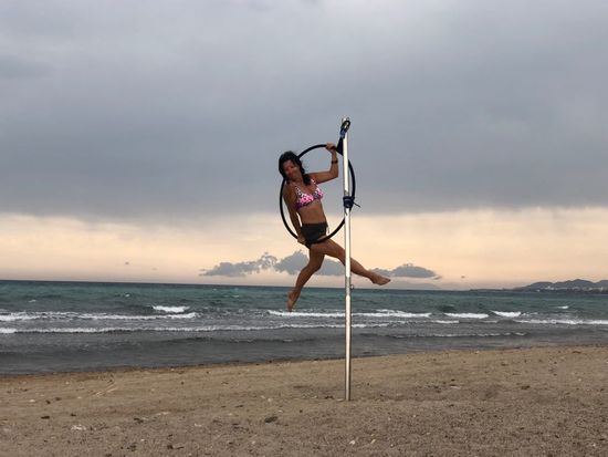 gehört nicht zur Standard-Camper-Ausrüstung: ein Aerial-Hoop - fährt aber in meinem Auto überall hin mit.