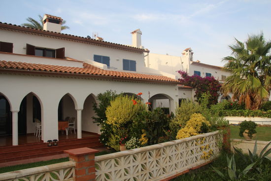 hübsche Anwesen gibt es hier ... alle gesichert mit Kamera, Gittern etc. Scheint beliebtes Einbruchsgebiet zu sein :-/