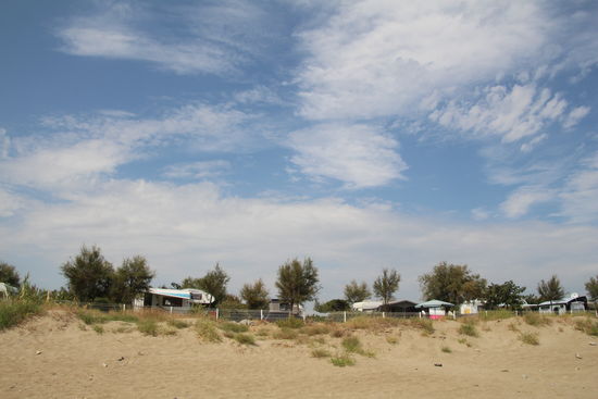 Sicht vom Meer auf den Stellplatz, meine Maggi ist bei dem mittigen Baum zu sehen - o.k. mit guten Augen 