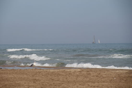 Strand und Wasser laden zum Baden ein.