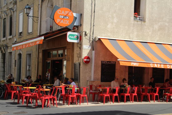 Café de la Paix: man sitzt hier praktisch AUF der Straße - witzig..