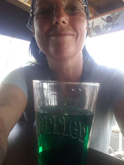 letzte Bar vor dem Campingplatz - jetzt ist ein kühler Siroup de Menthe die letzte Rettung vor dem drohenden Hitzekollaps 