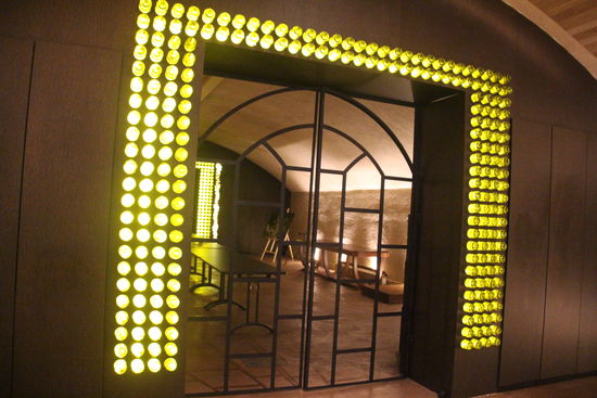 das sind keine Scheinwerfer, LEDs oder so was... das sind beleuchtete Flaschenböden .. cool