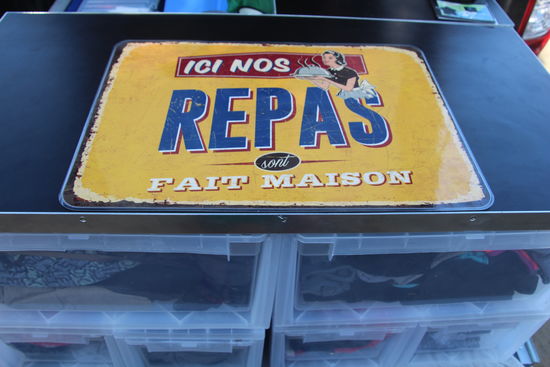 ach ja: dieses stylische Set habe ich gestern auch "geshoppt" und heute auf meiner Arbeitsfläche befestigt... So langsam muss ich mich wohl zum France-Liebhaber bekennen.