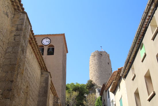 links die Kirche 
Notre-Dame de l’Assomption
und rechts der Tour Barberousse