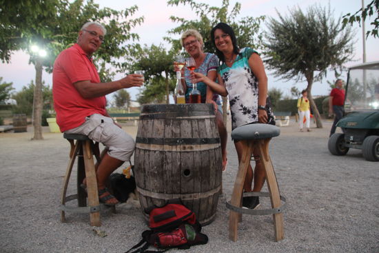 ein Abschluss-Getränk an der Bar vom Campingplatz - hier sieht es ein wenig aus, wie auf einem kleinen Französischen Dorfplatz.