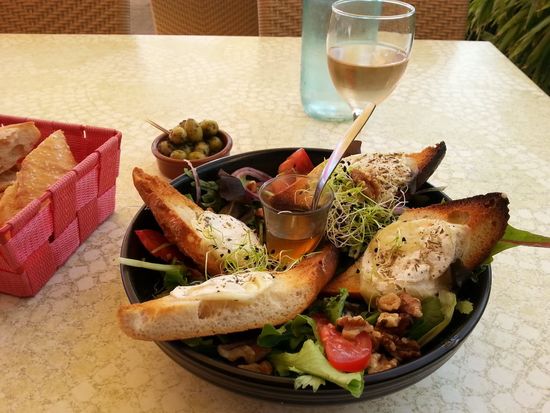 Salade du Berger mit Ziegenkäse und Honig
im Restaurant Le Croq - direkt vor dem Campingplatz:
https://www.tripadvisor.de/Restaurant_Review-g666500-d13152771-Reviews-Le_Croq-Gruissan_Aude_Occitanie.html