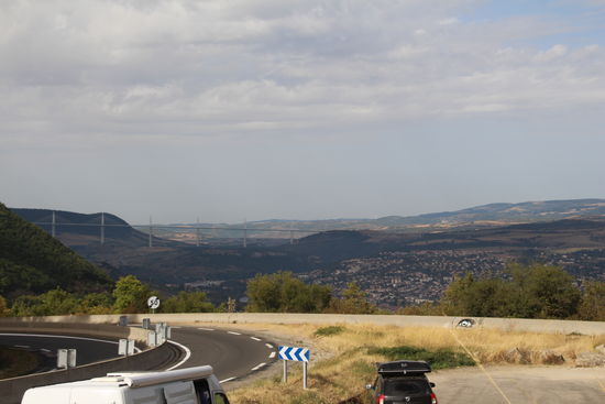 der kleine Dacia vor dem großen Tal von Millau mit dem Viadukt