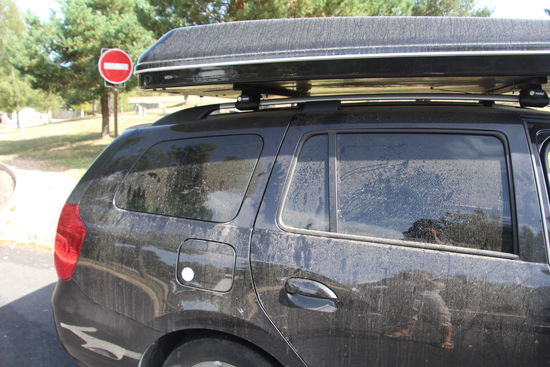 bei einer Pause stelle ich fest: meinem Auto sieht man inzwischen die längere Reise an - hier wäre eine "Dusche" wohl langsam auch mal angebracht 