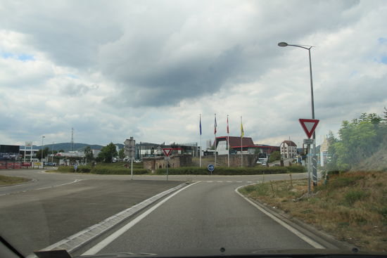 hier als "Deko" z. B. ein Teil der alten Straße