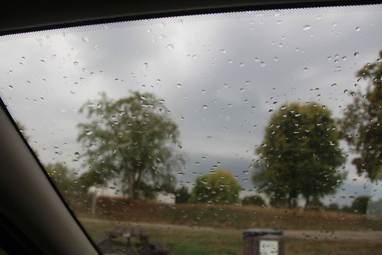 aha, Autowaschen hätte ich mir also sparen können, kommt einige km später von oben.