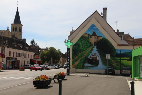 ich kann nicht alles fotografieren, das ich am Weg sehe, sonst komme ich dieses Jahr nicht mehr bis Portugal  aber diese Hauswand musste einfach sein in Le Donjon