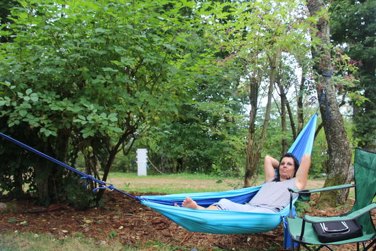 habe gelernt: wenn das Auto passend parkt, reicht 1 Baum zum aufhängen der Hängematte