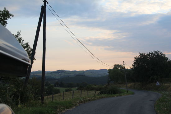 kleine Straßen, hügelige Landschaft, Morgenstimmung, Verkehrsaufkommen gen NULL