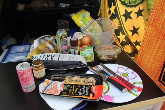 Der "Welcome-Drink" und meine Einkäufe stehen bereit für die Zubereitung des Abendessens.