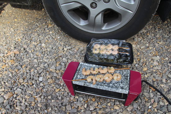 Der Stein vom Miniraclette ist super zum Grillen von Mini-Portionen