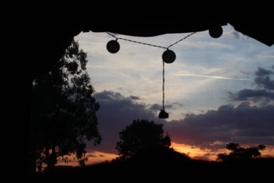 Die untergehende Sonne zaubert ein herrliches Bild in mein "Schlafzimmer-Fenster"