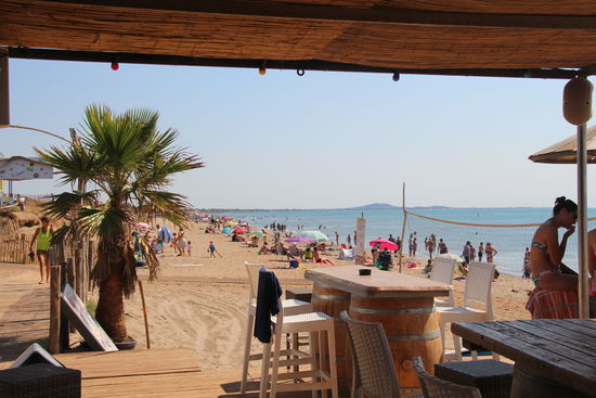 Mittelmeer erreicht. Gesehen und für "nicht mein Ding" befunden. Kein Schatten und viel zu viele Menschen. Vielleicht Ende September ganz nett. Kilometerweit alles gleich - wird an den ganzen Stränden hier so aussehen (Valras, Sérignan, Agde ...)