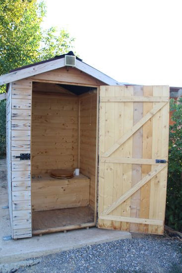 Das "eigene" Toiletten-Häuschen" am Platz in Villeneuve-lés-Bèziers - ein Trockenclo