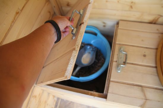 und mit Streu, die Fäkalien bedecken. Der Eimer wird dann auf einer Art Komposthaufen entleert.