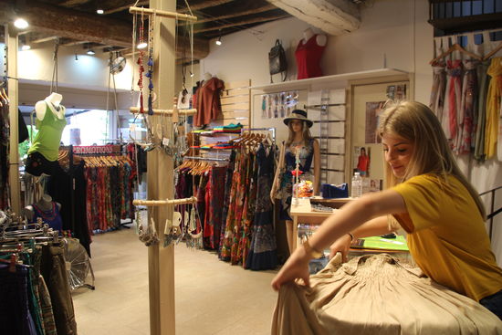 und KAUFEN ... jetzt habe ich ein hübsches Kleid zwischen lauter Camping-Klamotten 