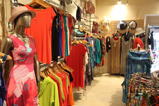 eine sehr ansprechende Boutique, so ansprechend, dass ich mich zum shoppen genötigt fühle  
Chabbada Boutique, 12 rue violet le duc, 11000 Carcassonne