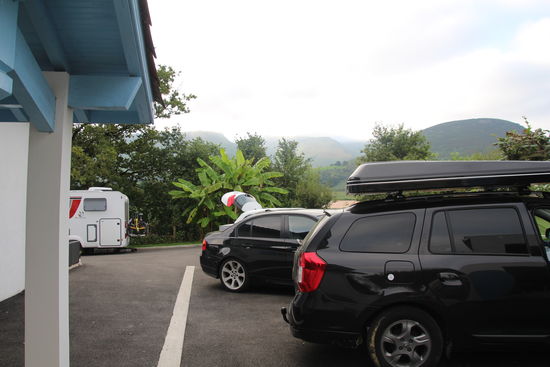 Vordach und die anderen Autos verhindern eine frühe Abfahrt 