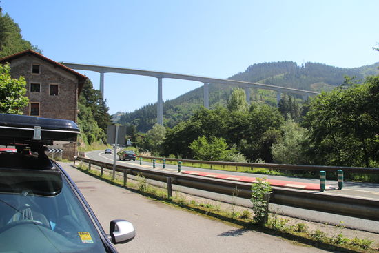 Hohe Brücken gibt es hier viele.