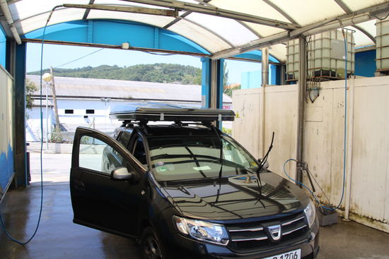 und weil heute kein Zeitstress ist: gönne ich dem braven Dacia und der Maggi eine Dusche