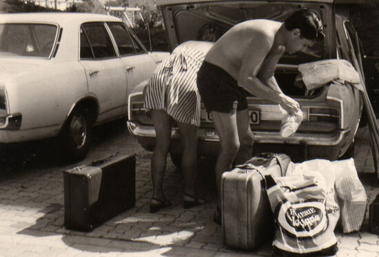 1975: Auto packen für den Familienurlaub mit Mama, Papa und zwei Schwestern in einer Bungalow-Anlage auf Korsika
