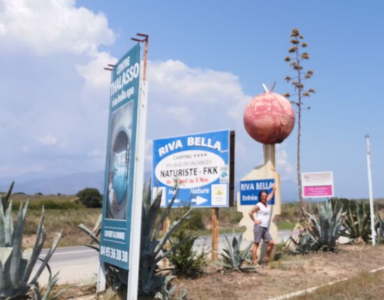 oha...das Dingsda steht immer noch, ist aber um so einige weitere Werbetafeln erweitert worden. Hier gibt es jetzt zusätzlich zum FKK auch "wellness" und das muss bezahlt werden: https://www.naturisme-rivabella.com/
Thalasso &amp; Spa Resort 2019