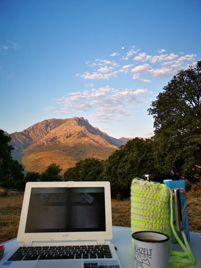die beste Zeit zum Frühstücken und Reisebericht vervollständigen mit Blick auf die Berge
