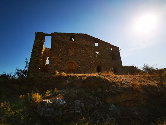ein paar nette Immobilien säumen den Weg - dezent renovierungsbedürftig, aber in herrlicher Lage