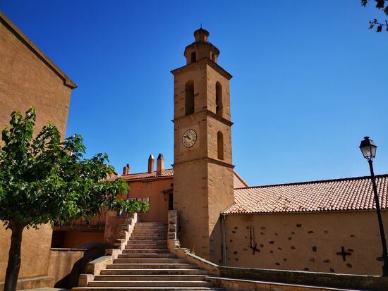 natürlich mit einer Kirche ...und tatsächlich auch einer Post
