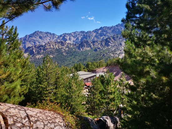 es folgt ein kleiner Fußmarsch, die Skipiste hoch