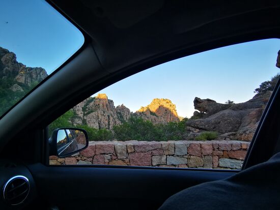 ich bereue die Entscheidung, früh aufzubrechen nicht - das Morgenlicht zaubert eine herrliche Stimmung auf die Felslandschaft.