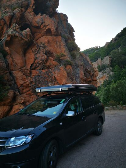anhand der vielen Fotos könnt ihr euch vorstellen, dass die Strecke von 10 km zu Fuß genauso schnell zu bewältigen gewesen wäre wie mit dem Auto - und schöner  (Wanderung in der Calanche bei Sonnenaufgang steht auf meinem Programm für einen erweiteren Korsika-Besuch).