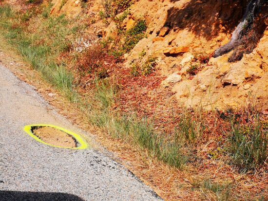 die schlimmsten Schlaglöcher sind freundlicherweise mit gelber Farbe umrandet 