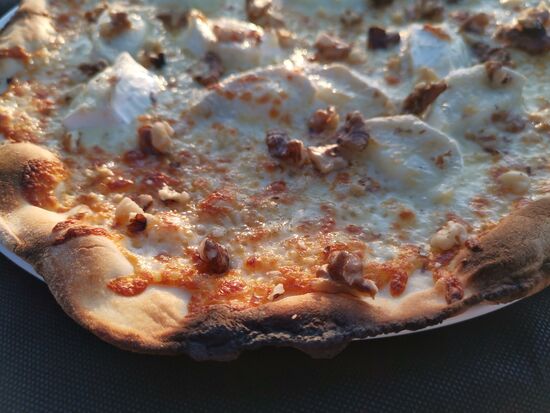 Pizza du Berger - mit Ziegenkäse, Nüssen und Honig. Ein Gedicht. Wenn meine Nahrungsaufnahme so weitergeht, werde ich bald "meckern" (vor lauter Ziege....) 