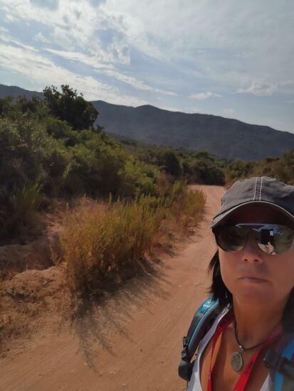 da der Weg relativ "offroad" aussieht, beschließe ich, das Auto zu parken und einen kleinen "Spaziergang" einzulegen. Inzwischen wieder mal 35 ° - beste Temperatur!