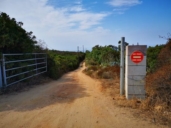 der Weg wäre mit dem Auto durchaus fahrbar, jedoch privat und verboten 