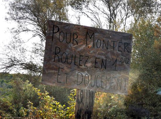 "um hinauf zu fahren, fahren Sie bitte im ersten Gang und langsam" - was aber, wenn auf dem sandigen Untergrund in steiler Kurve langsam nur noch die Reifen durchdrehen? 