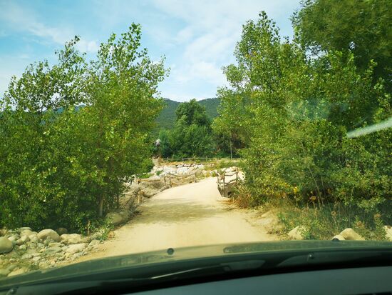 diese kleine Brücke führt zum heutigen Ziel: camping la rivière