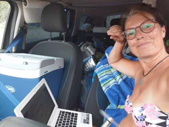 ganz schön voll hier im Fahrzeuginneren - nun wisst ihr, warum ich alleine reise: passt keiner mehr rein 