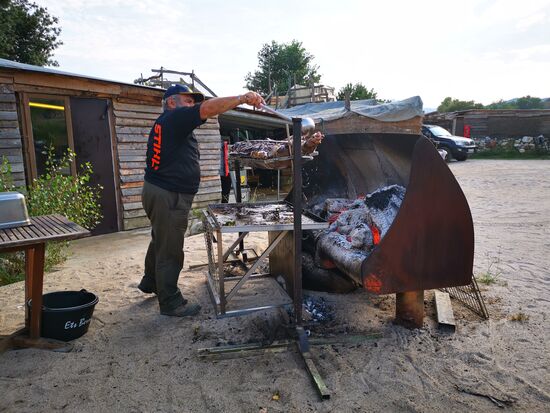 Das halbe Schwein ist voll mit Kräutern im Bauch - schmeckt bestimmt - aber ich sehe später die Portionen auf den Tellern anderer Gäste und bin froh, dass ich das nicht geordert habe, ich hätte mehrere Tage nur noch Schwein essen müssen ...