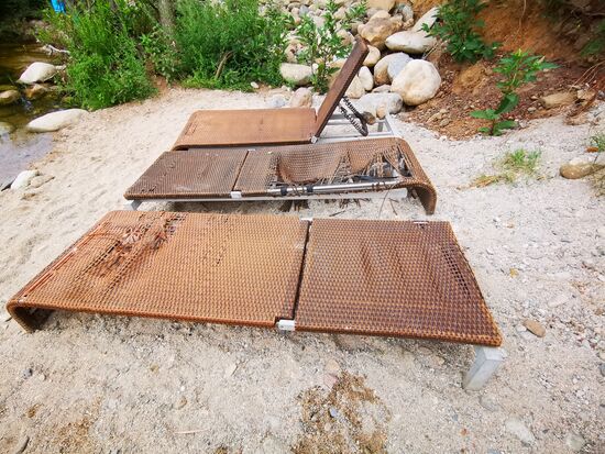 AAAh, wie nett, es sind noch Liegen frei. Wenn man ein paar dicke Steine hinter das Kopfteil legt, kann man es aufstellen. Und die Löcher im unteren Teil der Liegefläche machen auch Sinn: