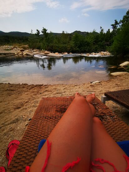 ... man kann bequem die Füße in den Löchern abstellen 