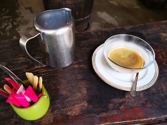 Und da fällt mir wieder etwas ein, als ich meinen bestellten Café au lait in einer Schüssel serviert bekomme: 
Einen Café au lait bestellt man am besten nicht in einem Café, denn diese Kaffeevariante trinken die Franzosen eigentlich nur zu Hause (oder im Hotel) zum Frühstück. Er besteht aus Kaffee mit viel Milch, serviert in einer Schale, sodass man ein Croissant oder ein Stück Baguette (inklusive Butter und Marmelade) hineintunken kann. (Quelle: https://www.frankreich-webazine.de/10-arten-in-frankreich-kaffee-bestellen/